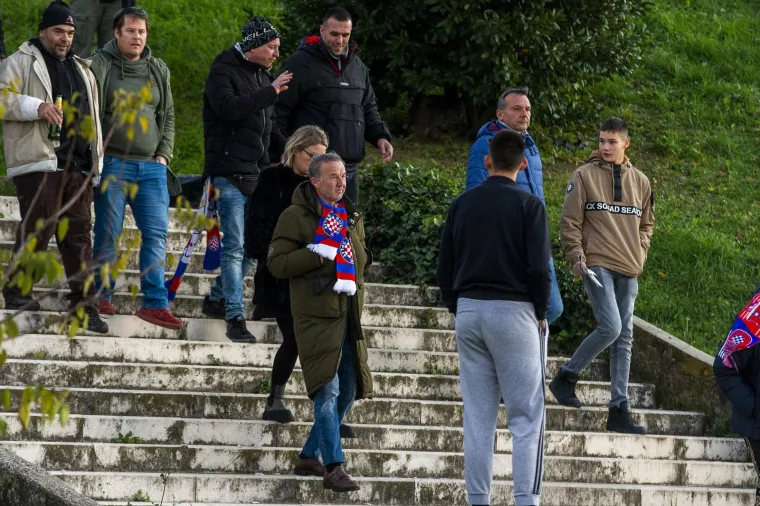 Euforija trese Split i Dalmaciju. Hajduk je prodao 32 000 ulaznica za posljednju utakmicu polusezone protiv Osijeka Nenada Bjelice, koji love jesenski naslov HNL-a. Navijači su se već lagano krenuli skupljati na Poljud i do&scaron;li su podržati svoj klub.