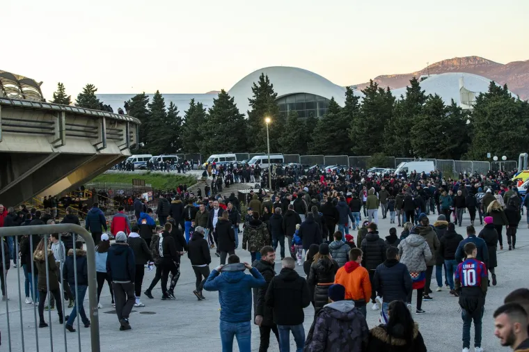 Euforija trese Split i Dalmaciju. Hajduk je prodao 32 000 ulaznica za posljednju utakmicu polusezone protiv Osijeka Nenada Bjelice, koji love jesenski naslov HNL-a. Navijači su se već lagano krenuli skupljati na Poljud i do&scaron;li su podržati svoj klub.