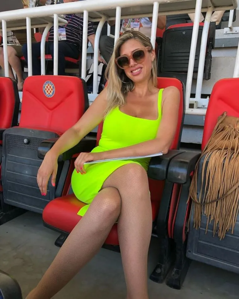 Nedavno se zgodna novinarka našla na meti Borisa Banovića, poznatoga kao Fashion Guru. On ju je, naime, prozvao zbog haljine koju je nosila na sinjskoj Alki. &quot;Njezin stajling nije potrebno previše komentirati nego pogledati i razmisliti je li on primjeren pojavljivanju na javnoj televiziji? Je li moderan? Provokativan? Ukusan?&quot;, pitao se Banović ljetos.