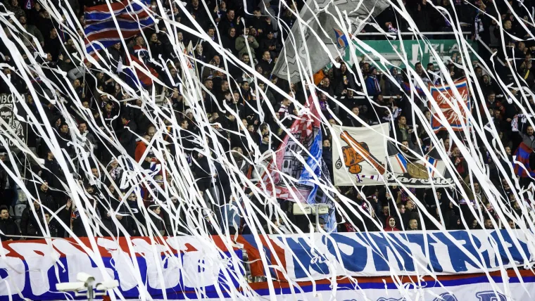 Prije početka utakmice između Hajduka i Osijeka na Poljudu, Torcida je, uz pjesmu, na teren bacila nekoliko stotina kilograma papirnatih traka, kao koreografiju. Iako to jest izgledalo predivno, time su zadali tone posla vatrogascima i za&scaron;titarima. Isto su napravili i na poluvremenu. Tijekom utakmice se organizirala i bakljada, a neke baklje su u&scaron;le i u teren. 