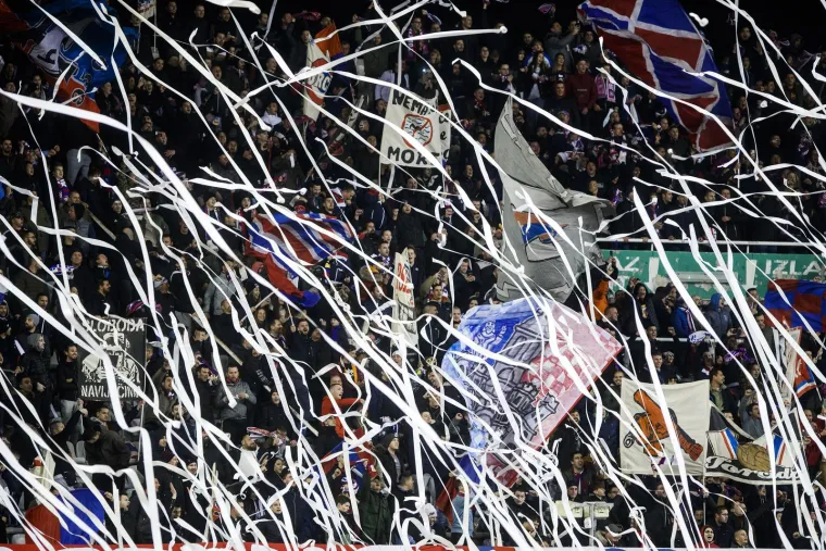 Prije početka utakmice između Hajduka i Osijeka na Poljudu, Torcida je, uz pjesmu, na teren bacila nekoliko stotina kilograma papirnatih traka, kao koreografiju. Iako to jest izgledalo predivno, time su zadali tone posla vatrogascima i za&scaron;titarima. Isto su napravili i na poluvremenu. Tijekom utakmice se organizirala i bakljada, a neke baklje su u&scaron;le i u teren. 
