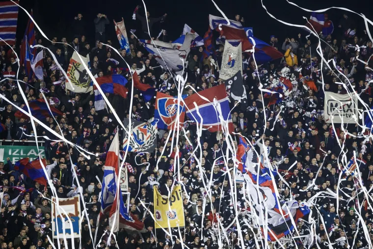 Prije početka utakmice između Hajduka i Osijeka na Poljudu, Torcida je, uz pjesmu, na teren bacila nekoliko stotina kilograma papirnatih traka, kao koreografiju. Iako to jest izgledalo predivno, time su zadali tone posla vatrogascima i za&scaron;titarima. Isto su napravili i na poluvremenu. Tijekom utakmice se organizirala i bakljada, a neke baklje su u&scaron;le i u teren. 