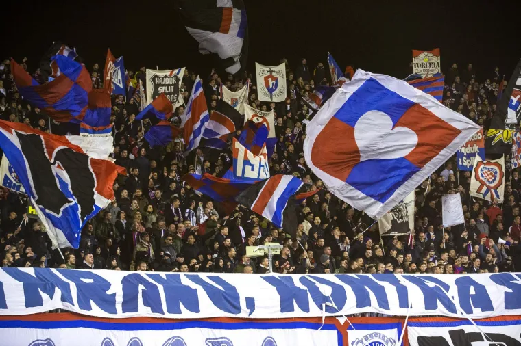 Prije početka utakmice između Hajduka i Osijeka na Poljudu, Torcida je, uz pjesmu, na teren bacila nekoliko stotina kilograma papirnatih traka, kao koreografiju. Iako to jest izgledalo predivno, time su zadali tone posla vatrogascima i za&scaron;titarima. Isto su napravili i na poluvremenu. Tijekom utakmice se organizirala i bakljada, a neke baklje su u&scaron;le i u teren. 