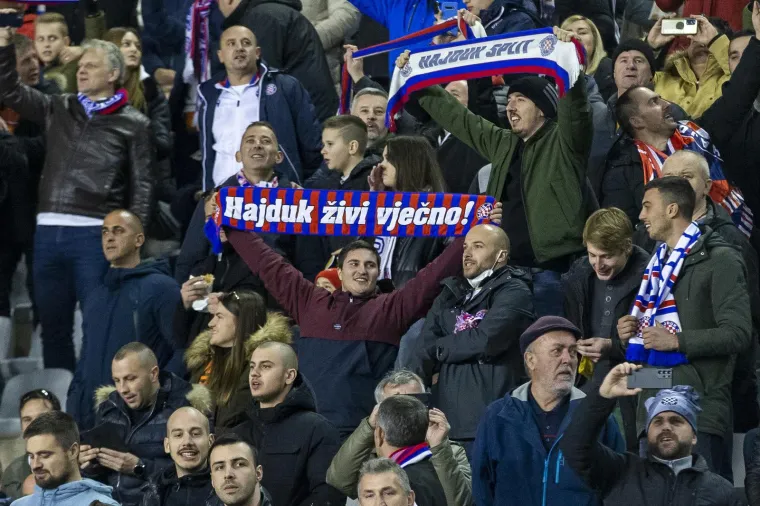 Prije početka utakmice između Hajduka i Osijeka na Poljudu, Torcida je, uz pjesmu, na teren bacila nekoliko stotina kilograma papirnatih traka, kao koreografiju. Iako to jest izgledalo predivno, time su zadali tone posla vatrogascima i za&scaron;titarima. Isto su napravili i na poluvremenu. Tijekom utakmice se organizirala i bakljada, a neke baklje su u&scaron;le i u teren. 