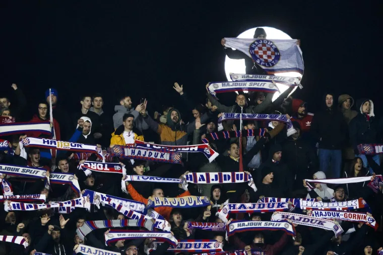 Prije početka utakmice između Hajduka i Osijeka na Poljudu, Torcida je, uz pjesmu, na teren bacila nekoliko stotina kilograma papirnatih traka, kao koreografiju. Iako to jest izgledalo predivno, time su zadali tone posla vatrogascima i za&scaron;titarima. Isto su napravili i na poluvremenu. Tijekom utakmice se organizirala i bakljada, a neke baklje su u&scaron;le i u teren. 