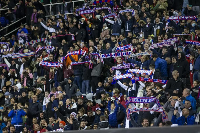 Prije početka utakmice između Hajduka i Osijeka na Poljudu, Torcida je, uz pjesmu, na teren bacila nekoliko stotina kilograma papirnatih traka, kao koreografiju. Iako to jest izgledalo predivno, time su zadali tone posla vatrogascima i za&scaron;titarima. Isto su napravili i na poluvremenu. Tijekom utakmice se organizirala i bakljada, a neke baklje su u&scaron;le i u teren. 