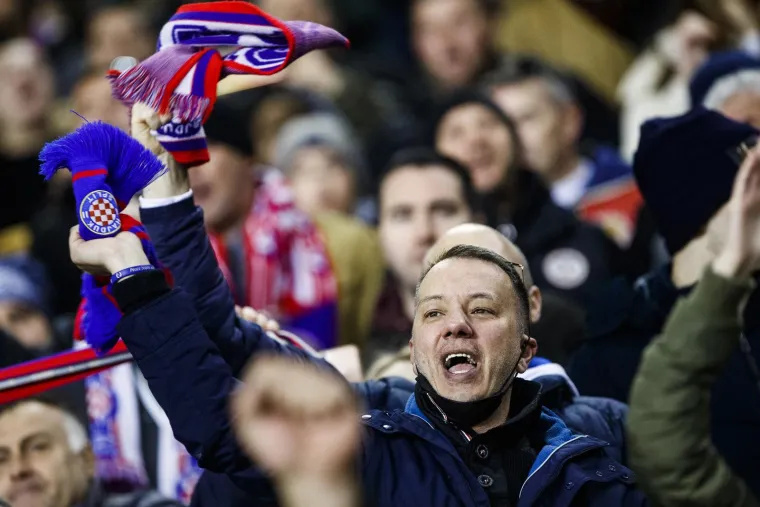 Prije početka utakmice između Hajduka i Osijeka na Poljudu, Torcida je, uz pjesmu, na teren bacila nekoliko stotina kilograma papirnatih traka, kao koreografiju. Iako to jest izgledalo predivno, time su zadali tone posla vatrogascima i za&scaron;titarima. Isto su napravili i na poluvremenu. Tijekom utakmice se organizirala i bakljada, a neke baklje su u&scaron;le i u teren. 