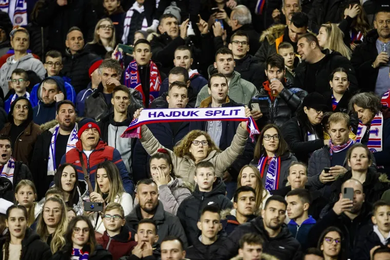 Prije početka utakmice između Hajduka i Osijeka na Poljudu, Torcida je, uz pjesmu, na teren bacila nekoliko stotina kilograma papirnatih traka, kao koreografiju. Iako to jest izgledalo predivno, time su zadali tone posla vatrogascima i za&scaron;titarima. Isto su napravili i na poluvremenu. Tijekom utakmice se organizirala i bakljada, a neke baklje su u&scaron;le i u teren. 