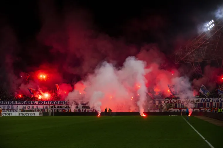 Ritam bubnjeva, baklje, zastave, &scaron;alovi, ma kao da smo u Brazilu: Torcida &scaron;ou na Poljudu