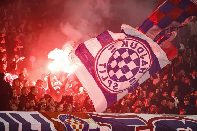 Ritam bubnjeva, baklje, zastave, &scaron;alovi, ma kao da smo u Brazilu: Torcida &scaron;ou na Poljudu