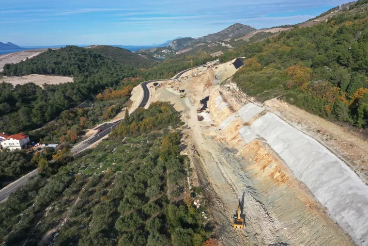 Stigle su nove fotografije Pelje&scaron;kog mosta! Izgradnja pristupnih cesta napreduje, no dio radova kasnit će mjesecima