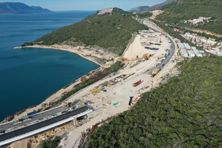 Stigle su nove fotografije Pelje&scaron;kog mosta! Izgradnja pristupnih cesta napreduje, no dio radova kasnit će mjesecima