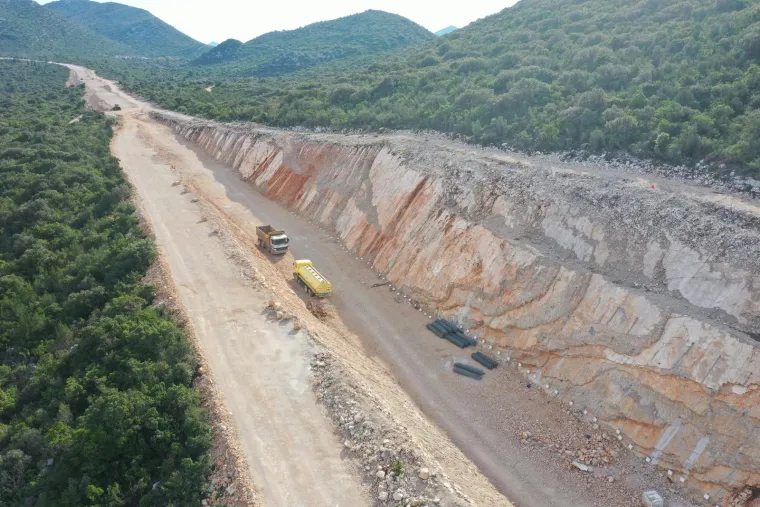 Stigle su nove fotografije Pelje&scaron;kog mosta! Izgradnja pristupnih cesta napreduje, no dio radova kasnit će mjesecima