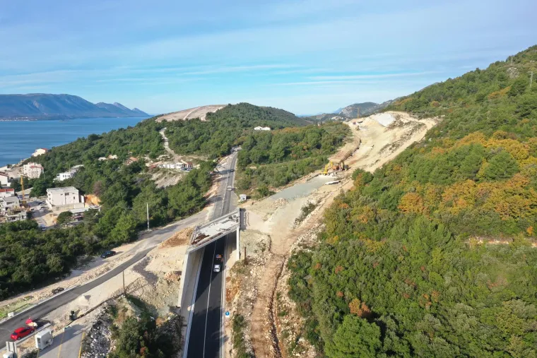 Stigle su nove fotografije Pelje&scaron;kog mosta! Izgradnja pristupnih cesta napreduje, no dio radova kasnit će mjesecima