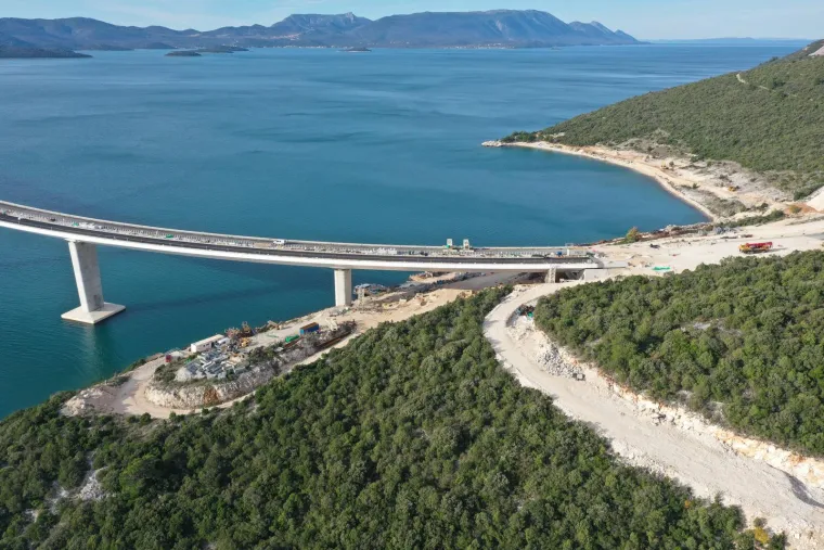 Stigle su nove fotografije Pelje&scaron;kog mosta! Izgradnja pristupnih cesta napreduje, no dio radova kasnit će mjesecima