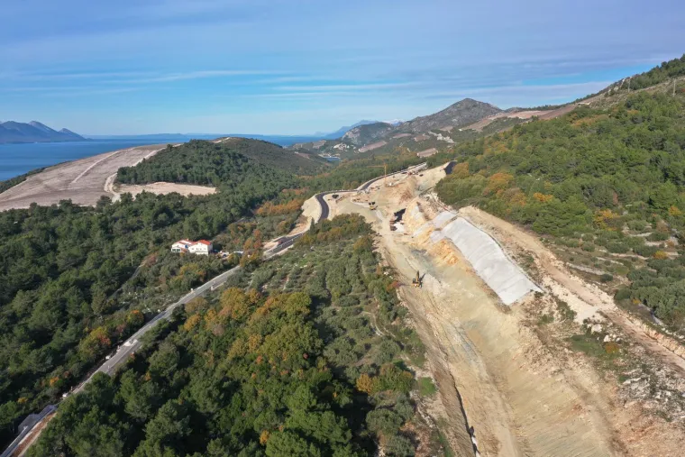 Stigle su nove fotografije Pelje&scaron;kog mosta! Izgradnja pristupnih cesta napreduje, no dio radova kasnit će mjesecima