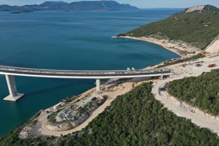 Stigle su nove fotografije Pelje&scaron;kog mosta! Izgradnja pristupnih cesta napreduje, no dio radova kasnit će mjesecima