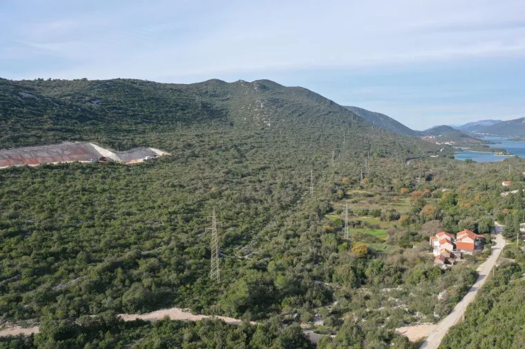 Stigle su nove fotografije Pelje&scaron;kog mosta! Izgradnja pristupnih cesta napreduje, no dio radova kasnit će mjesecima