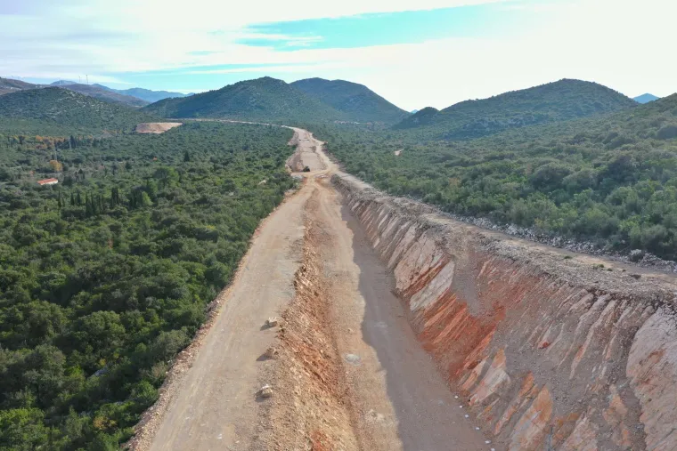 Stigle su nove fotografije Pelje&scaron;kog mosta! Izgradnja pristupnih cesta napreduje, no dio radova kasnit će mjesecima