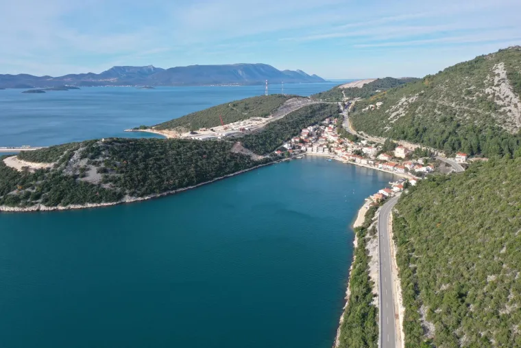 Stigle su nove fotografije Pelje&scaron;kog mosta! Izgradnja pristupnih cesta napreduje, no dio radova kasnit će mjesecima