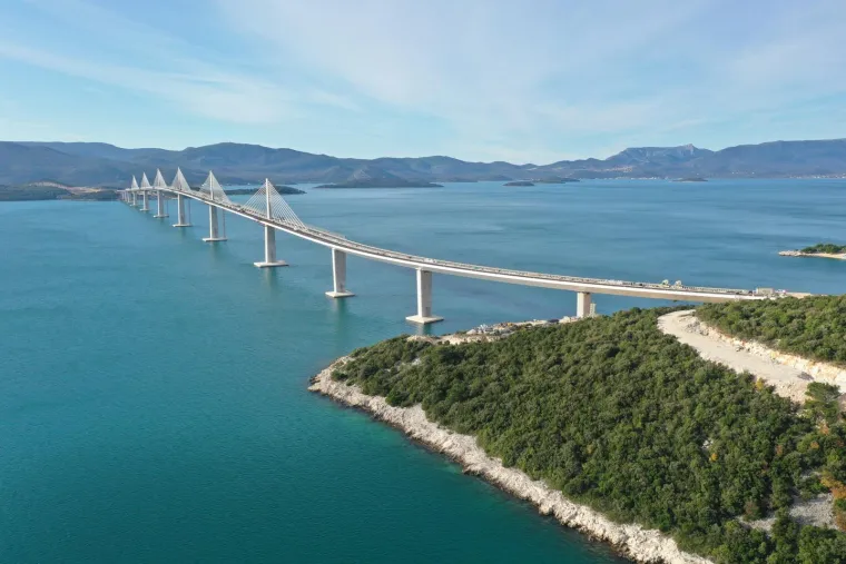 Stigle su nove fotografije Pelje&scaron;kog mosta! Izgradnja pristupnih cesta napreduje, no dio radova kasnit će mjesecima