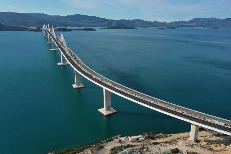 Stigle su nove fotografije Pelje&scaron;kog mosta! Izgradnja pristupnih cesta napreduje, no dio radova kasnit će mjesecima