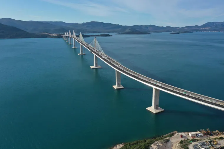 Stigle su nove fotografije Pelje&scaron;kog mosta! Izgradnja pristupnih cesta napreduje, no dio radova kasnit će mjesecima