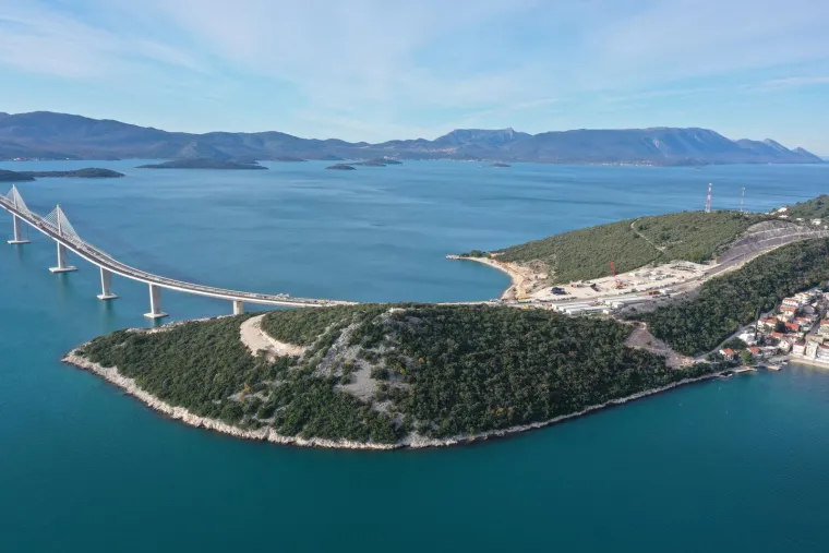 Stigle su nove fotografije Pelje&scaron;kog mosta! Izgradnja pristupnih cesta napreduje, no dio radova kasnit će mjesecima