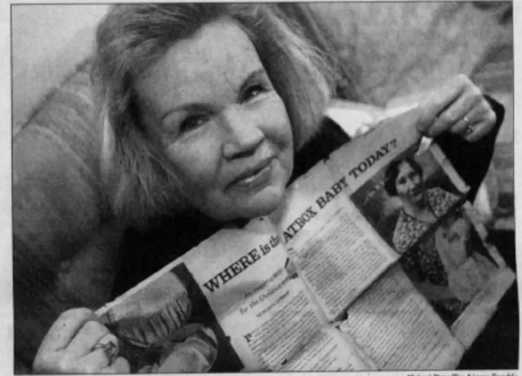 1.  Na Badnjak pronašli dijete usred pustinje:
Na Badnjak 1931. Ed i Julia Stewart su se vraćali kući kada im je usred pustinje u Arizoni pukla guma. Dok je suprug mijenjao gumu, Julia je malo prošetala. Odjednom je spazila staru kutiju za šešir. Otvorila ju je i našla potpuno zdravu djevojčicu. I danas, vjerojatnost da 15-ak kilometara od Superiora, najbližeg mjestašca, netko stane i na vrijeme nađe ostavljeno dijete je astronomska. No da 1931., na Badnjak, netko stane na slabo prometnoj cestici, i to baš na pravom mjestu, nije ništa manje od čuda. Stewartovi su odveli djevojčicu u gradić, a za njezino posvajanje javilo se 17 parova. Sharon Elliot odrasla je i zaposlila se u zrakoplovnoj industriji, što je čudo samo za sebe, s obzirom na to da u SAD-u žene i nisu baš imale priliku ravnopravno raditi. Sve do svoje 57 godine, Sharon nije znala istinu o tome kako je nađena, sve dok joj majka koja ju je posvojila nije rekla. 