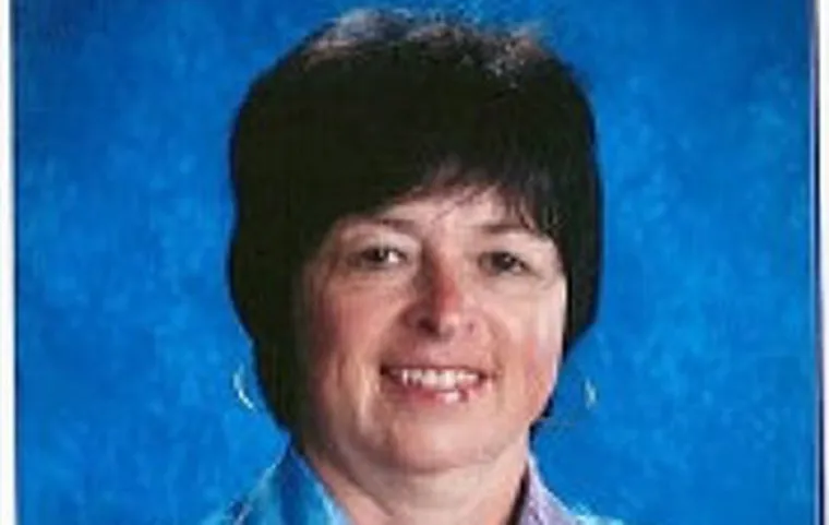 6. Preživjela tri dana pod snijegom:
Tjedan dana prije Božića 2008., usred katastrofalne snježne oluje (čak i prema kanadskim kriterijima), Donna Molnar otišla je po namirnice za kolače. No nije se vratila. Obitelj je obavijestila policiju koja je pokrenula potragu i ubrzo su našli njezin automobil na zabačenom parkiralištu. Nje nije bilo i mnogi su pretpostavljali najgore, s obzirom na to da nema šanse da pješak bez ikakve zaštite preživi nemoguće uvjete. Mislili su kako je mrtva, zatrpana pod snijegom. I bili su polovično u pravu - tri dana nakon što je otišla od kuće spasilački pas našao je nestalu ženu ispod metra snijega. Bila je živa, potpuno svjesna, iako teško pothlađena (temperatura joj je pala na 30 stupnjeva Celzijevih). U bolnici su joj sanirali ozebline, a tek na Badnjak više nije bila u životnoj opasnosti. Kasnije je objasnila kako je pala u snijeg nakon što je krenula po pomoć, jer joj je ralica zatrpala automobil. Nasreću, snijeg koji je napadao oko nje djelovao je kao toplinski izolator.