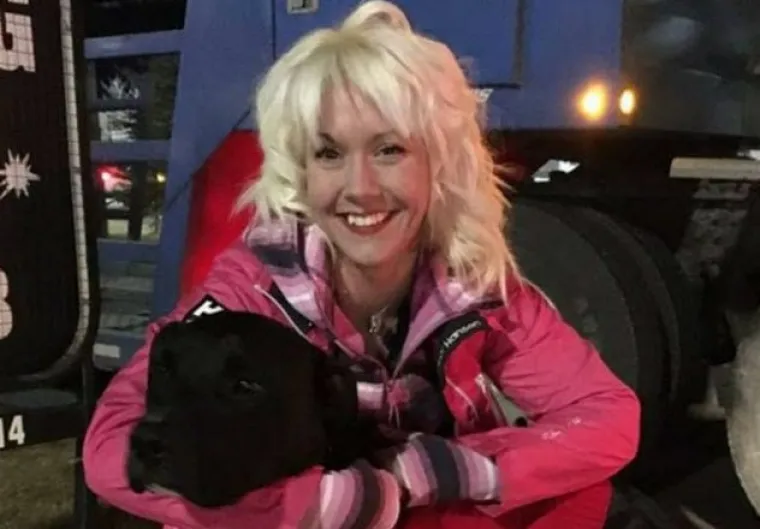 7. Pas joj se vratio nakon pet mjeseci:


Ashley Power iz Spruce Grovea u američkoj Alberti,  izgubila je  svog psa Frankieja. &quot;Bilo je užasno, bila sam u nevjerici&quot;, rekla je novinarima.  Pet mjeseci je slala letke stotinama kilometara u nadi da će se ponovno spojiti sa svojim ljubimcem. Kada je izgubila svaku nadu da će ga pronaći, dobila je poziv od Društva za zaštitu životinja Langley (LAPS) . Kako se ispostavilo, pronašli su Frankieja kako trči po Abbotsfordu u Britanskoj Kolumbiji, koja je udaljena više od 1000 kilometara . Nažalost, Power nije imala dovoljno novaca  da Frankieja stavi na let, ali je LAPS dobio dogovorio povratak  s vozačem kamiona. Nije bilo teško jer je kamiondžija bio presretan  “To je razlog zašto ovo radim. Bio je živahan i  posvuda po kabini”, rekao je vozač nakon što je Frankieja vratio Power. Ushićena da joj se pas vratio neposredno prije praznika, rekla je intervjueru: “To je bilo božićno čudo za nas, apsolutno.” 