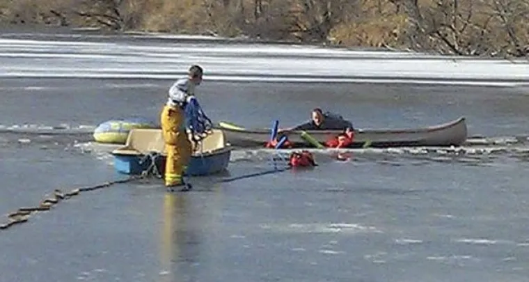 8. Nevjerojatnom slučajnošću spašeni iz zaleđenog jezera:

Dvojica tinejdžera, koji su bili u posjeti bake jednog od njih dvojice u američkoj Nebraski izašli su van i odlučili hodati po zaleđenom jezeru. No led je bio pretanak. Obojicu je progutala ledena voda &quot;Sve što ste mogli osjetiti je obris svog tijela&quot;, rekao je jedan dječak. No imali su nevjerojatnu sreću. Baš u to vrijeme, na jezeru je bio i Rick Blessen, strastveni kanuist. Blessen je čuo dječake kako viču i izašao u svom kanuu, i bacio im prsluke za spašavanj. Držao se za dječake dok ih je ekipa hitne pomoći svu trojicu izvlačila na obalu koristeći uže vezano za kanu. Jedan od dječaka je rekao da nije mislio da bi izdržali dulje od 10 minuta da Blessen nije stigao. I bio je u pravu. U ledenim vodama očekivano vrijeme preživljavanja je manje od 15 minuta. 