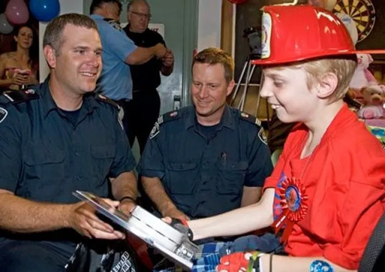 9. Probudio se iz kome na vrijeme za Božić:

Listopadskog dana 2013. 10-godišnji Tyler Brooks-Szabo uživao je u vožnji biciklom kada je vozač pokosio na nogostupu. Dječak je pretrpio napuknutu zdjelicu i traumu glave, te je na kraju pao u komu. Dva duga mjeseca njegova obitelj i zajednica nadali su se potpunom oporavku. Onda se dva dana prije Božića, baš kad su trebali proslaviti zimski praznik bez sina, probudio. Iako je Tyler u to vrijeme ovisio o njegovateljima, njegova je obitelj bila oduševljena što ga je vidjela pri svijesti. Tijekom mnogo mjeseci, Tyler se svaki dan pomalo oporavljao. Održana je priredba kojom je iskazana ljubav i podrška prema njemu te prikupljanje sredstava za obitelj kako bi se olakšao oporavak. “Svaki dan je izazov”, rekla je njegova majka novinarima. “Njegove prve riječi kada se probudio bile su: ‘U redu, mama, spreman sam.’”