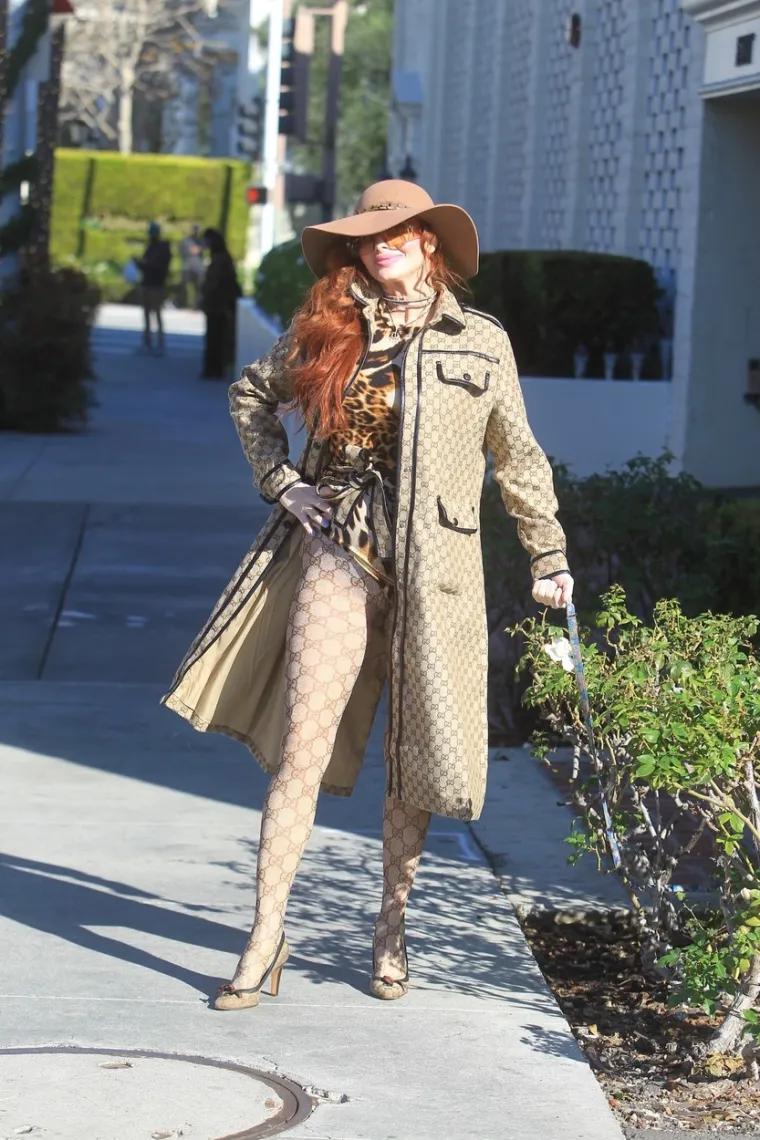 Glumica podigla haljinu i provocirala fotografa dok je &scaron;etala psa