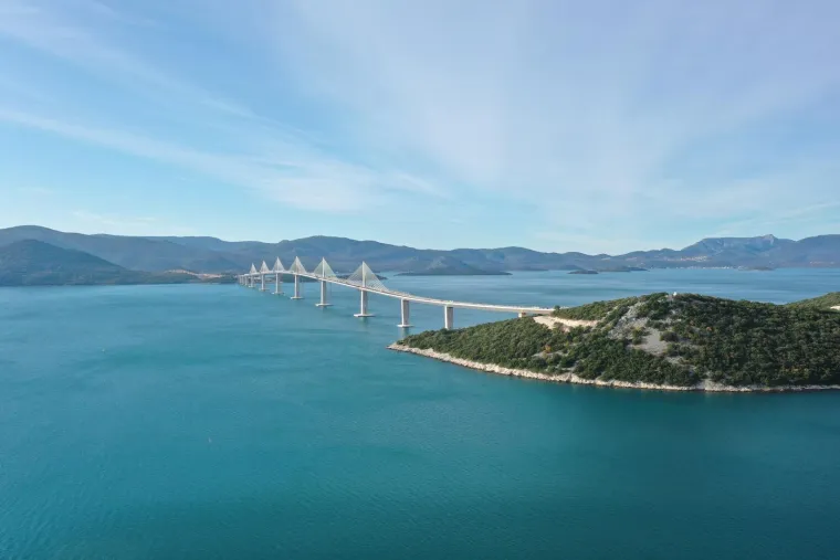 Hoće li okolne ceste biti gotove do ljeta? Pogledajte fantastične fotke Pelješkog mosta iz zraka