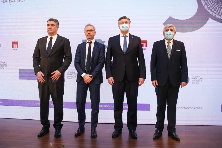 Na 30. obljetnici Hrvatske narodne nazočili su predsjednik Zoran Milanović i premijer Andrej Plenković. Snimke pokazuju nastavak hladnog odnosa na državnom vrhu, a susret je pro&scaron;ao bez pozdrava. Predsjednik Milanović po dolasku je pozdravio sve koji su sjedili u prvom redu, a kada je do&scaron;ao blizu mjesta na kojemu je sjedio premijer Plenković samo je stao. Nisu se pozdravili. Guverner HNB-a Boris Vujčić, koji je u tom trenutku bio na mjestu između njih dvojice, tada ih je pozvao da se popnu na pozornicu i fotografiraju. Ni na pozornici se ne vidi da su Milanović i Plenković komunicirali.