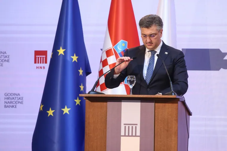 Na 30. obljetnici Hrvatske narodne nazočili su predsjednik Zoran Milanović i premijer Andrej Plenković. Snimke pokazuju nastavak hladnog odnosa na državnom vrhu, a susret je pro&scaron;ao bez pozdrava. Predsjednik Milanović po dolasku je pozdravio sve koji su sjedili u prvom redu, a kada je do&scaron;ao blizu mjesta na kojemu je sjedio premijer Plenković samo je stao. Nisu se pozdravili. Guverner HNB-a Boris Vujčić, koji je u tom trenutku bio na mjestu između njih dvojice, tada ih je pozvao da se popnu na pozornicu i fotografiraju. Ni na pozornici se ne vidi da su Milanović i Plenković komunicirali.