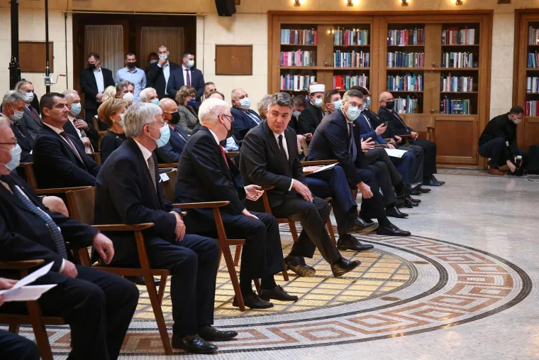 Na 30. obljetnici Hrvatske narodne nazočili su predsjednik Zoran Milanović i premijer Andrej Plenković. Snimke pokazuju nastavak hladnog odnosa na državnom vrhu, a susret je pro&scaron;ao bez pozdrava. Predsjednik Milanović po dolasku je pozdravio sve koji su sjedili u prvom redu, a kada je do&scaron;ao blizu mjesta na kojemu je sjedio premijer Plenković samo je stao. Nisu se pozdravili. Guverner HNB-a Boris Vujčić, koji je u tom trenutku bio na mjestu između njih dvojice, tada ih je pozvao da se popnu na pozornicu i fotografiraju. Ni na pozornici se ne vidi da su Milanović i Plenković komunicirali.