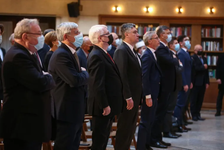 Na 30. obljetnici Hrvatske narodne nazočili su predsjednik Zoran Milanović i premijer Andrej Plenković. Snimke pokazuju nastavak hladnog odnosa na državnom vrhu, a susret je pro&scaron;ao bez pozdrava. Predsjednik Milanović po dolasku je pozdravio sve koji su sjedili u prvom redu, a kada je do&scaron;ao blizu mjesta na kojemu je sjedio premijer Plenković samo je stao. Nisu se pozdravili. Guverner HNB-a Boris Vujčić, koji je u tom trenutku bio na mjestu između njih dvojice, tada ih je pozvao da se popnu na pozornicu i fotografiraju. Ni na pozornici se ne vidi da su Milanović i Plenković komunicirali.