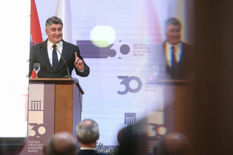 Na 30. obljetnici Hrvatske narodne nazočili su predsjednik Zoran Milanović i premijer Andrej Plenković. Snimke pokazuju nastavak hladnog odnosa na državnom vrhu, a susret je pro&scaron;ao bez pozdrava. Predsjednik Milanović po dolasku je pozdravio sve koji su sjedili u prvom redu, a kada je do&scaron;ao blizu mjesta na kojemu je sjedio premijer Plenković samo je stao. Nisu se pozdravili. Guverner HNB-a Boris Vujčić, koji je u tom trenutku bio na mjestu između njih dvojice, tada ih je pozvao da se popnu na pozornicu i fotografiraju. Ni na pozornici se ne vidi da su Milanović i Plenković komunicirali.