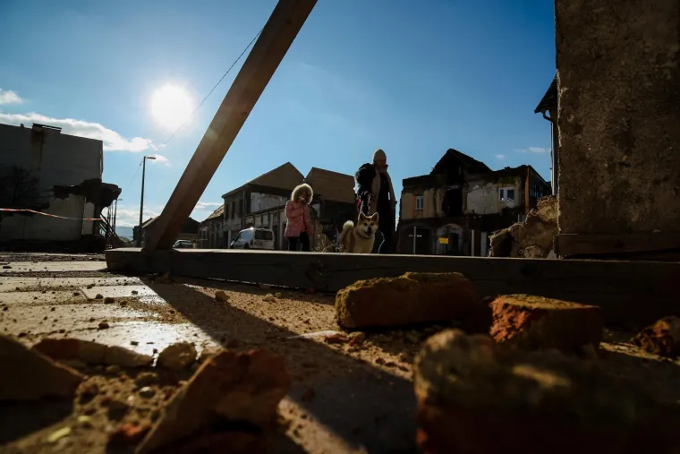 Razoren i izmučen grad: Pogledajte kako Petrinja izgleda gotovo godinu dana nakon potresa