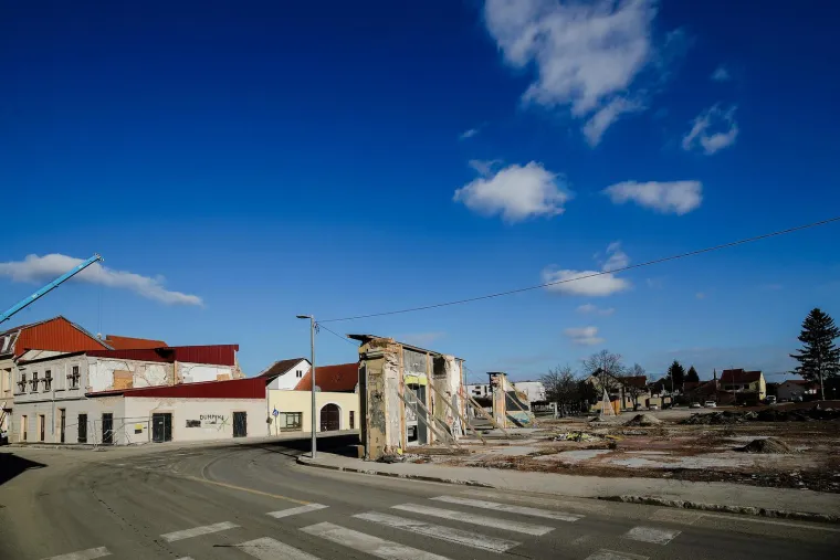 Razoren i izmučen grad: Pogledajte kako Petrinja izgleda gotovo godinu dana nakon potresa