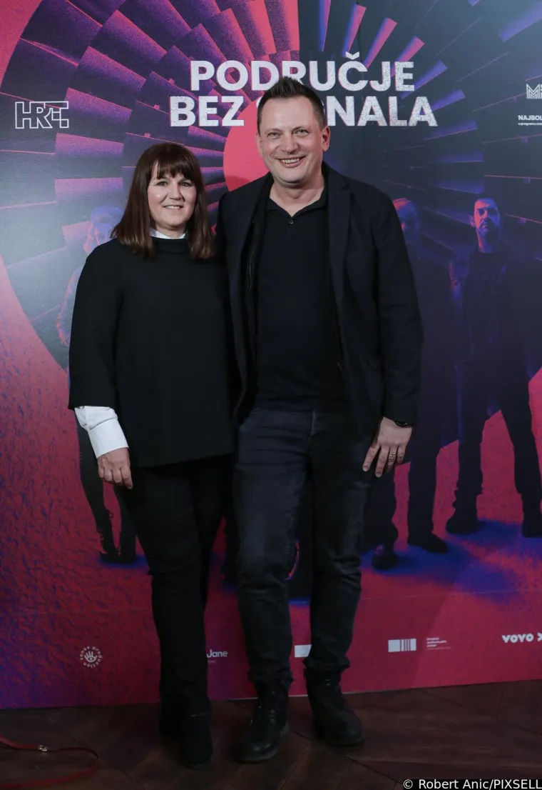 Žene iz kojih zrači eros: Tihana Lazović u minjaku, a Jovana Stoiljković zakopčana do grla - obje 'gore'