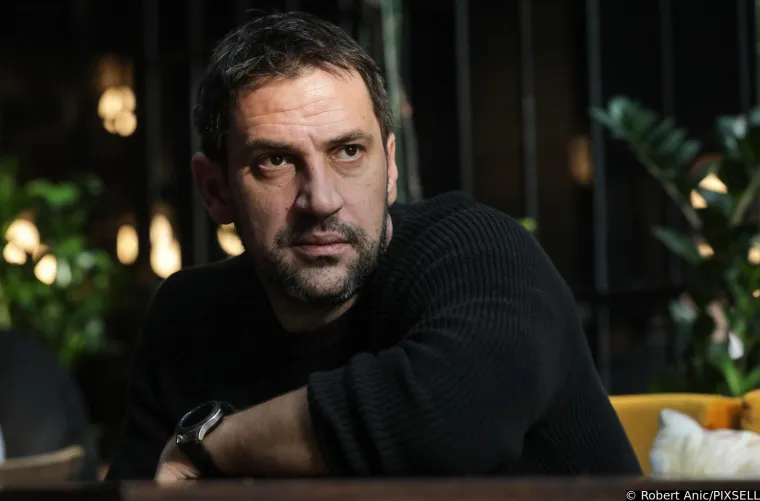 Žene iz kojih zrači eros: Tihana Lazović u minjaku, a Jovana Stoiljković zakopčana do grla - obje 'gore'