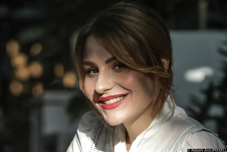 Žene iz kojih zrači eros: Tihana Lazović u minjaku, a Jovana Stoiljković zakopčana do grla - obje 'gore'