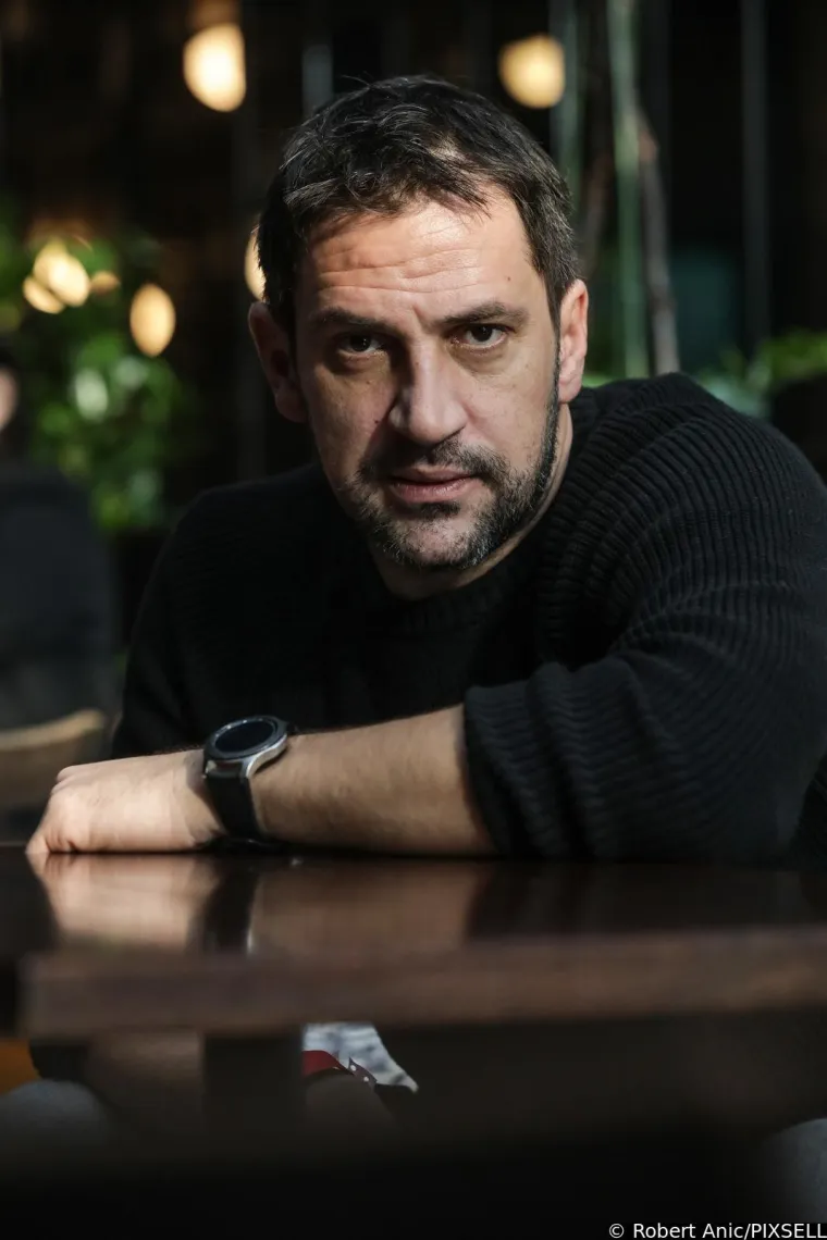 Žene iz kojih zrači eros: Tihana Lazović u minjaku, a Jovana Stoiljković zakopčana do grla - obje 'gore'