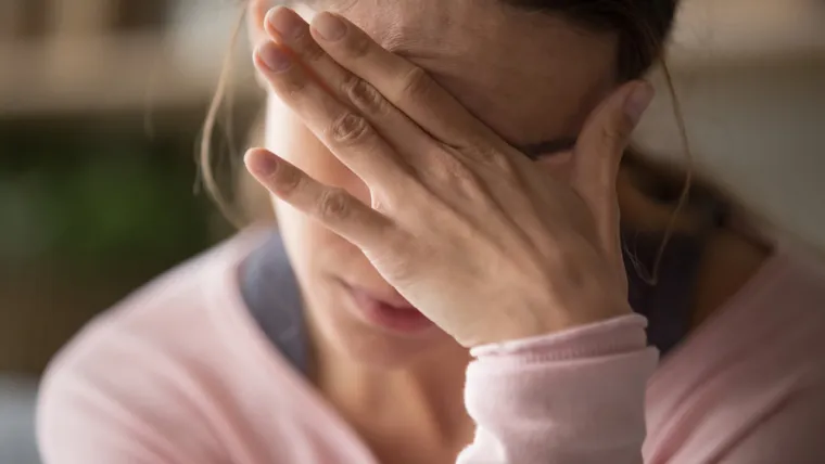 5. Umor: Jedan od glavnih simptoma je izrazit ili čak ekstreman umor i iscrpljenost. Osobe koje nekoliko dana osjećaju jak umor, nemaju dovoljno energije za obavljanje svakodnevnih poslova i osjećaju se umorno nakon prospavane noći, trebali bi obratiti pozornost i na druge potencijalne simptome te se javiti liječniku.