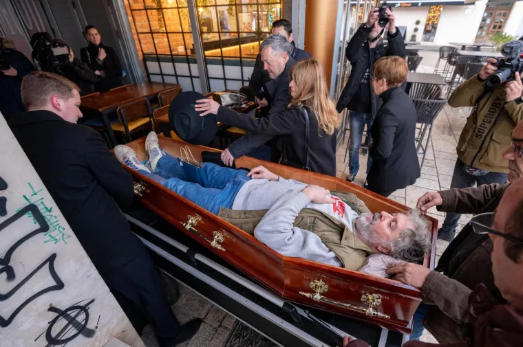 Ričard u Zadru organizirao svoj (politički) sprovod i uskrsnuo pred Gradskim vijećem! A i to je tek pola cirkusa jutros