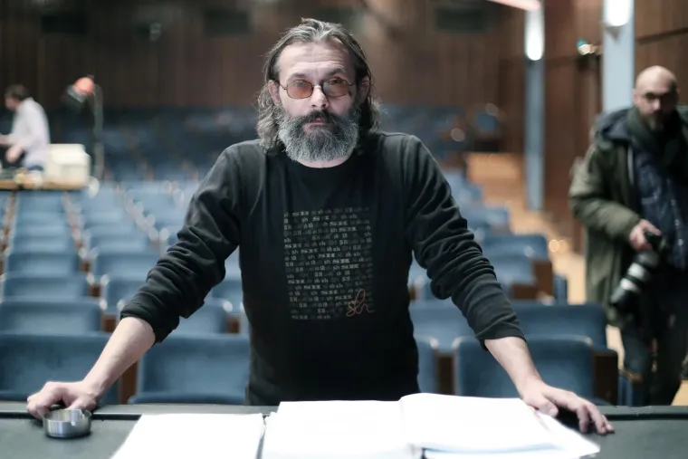 Glumac Sa&scaron;a Anočić (4. svibnja 2021.) istaknuo se kao redatelj. "Noževi u koko&scaron;ima" i "To samo Bog zna" su predstave koje je režirao u Teatru Exit, "Kad se mi mrtvi pokoljemo" u Kerempuhu, a "Alisu" i "Pinocchia" u Tre&scaron;nji. Najpoznatija predstava koju je režirao bila je 'Kauboji'.