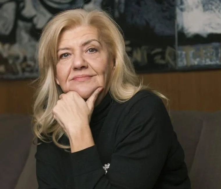 Bio je jako vezan za svoju majku koja je nažalost preminula pro&scaron;le godine nakon duge i te&scaron;ke borbe s opakom bole&scaron;ću. Nikad se nije pomirio s tim gubitkom, a ovo je, kaže, naslijedio od nje: "Svoju sposobnost prilagodbe i preživljavanja života dugujem svojoj majci. Boriti se, do kraja, za sebe, za ono u &scaron;to vjerujem i &scaron;to me motivira, iako se često puno vi&scaron;e borim za druge. I prije svega humor, koji ni mojoj majci ni meni nije nedostajao, čak ni u najmračnijim situacijama. Na tati sam izvukao upornost i pravdu. I ljepota, naravno (smijeh). O lo&scaron;im osobinama koje sam naslijedio ne bih. Moji prijatelji to znaju bolje od mene, pa neka me ogovaraju", rekao je Laća.